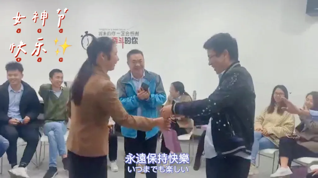今天你把女神逗笑了嗎？|祥聚座椅開展“女神節(jié)”獻(xiàn)花活動(圖5)