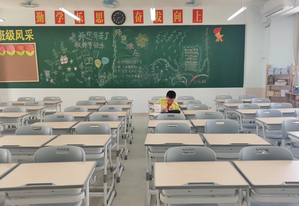 課桌椅如此重要？家長自費給孩子全班換課桌椅！連上2個熱搜！(圖12)